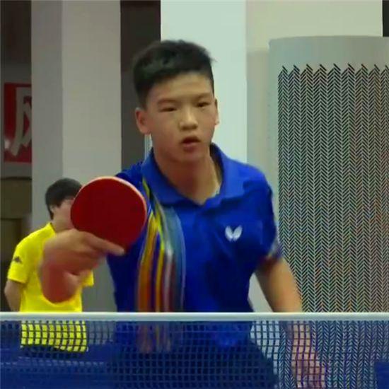 其中两人更